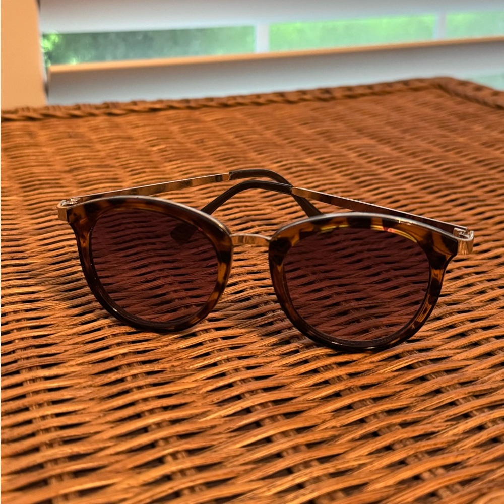 Stylish Tortoise Shell Sunglasses